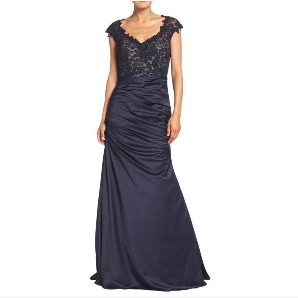 La Femme Embellished Lace & Satin Mermaid Navy Gown Dress Size 0 NWOT